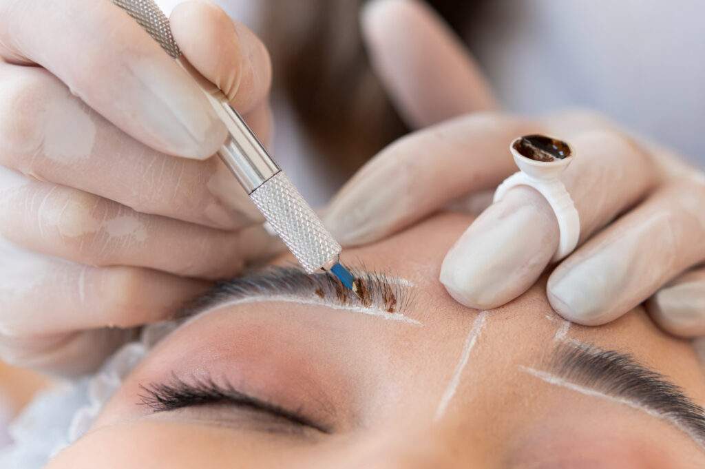 Tratamiento de diseño de cejas con microblading en Barrio Salamanca