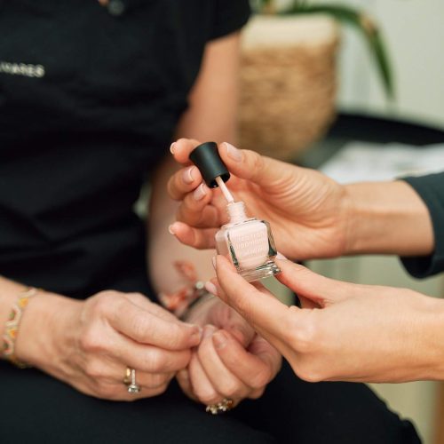 Manicura en centro de belleza en Barrio Salamanca